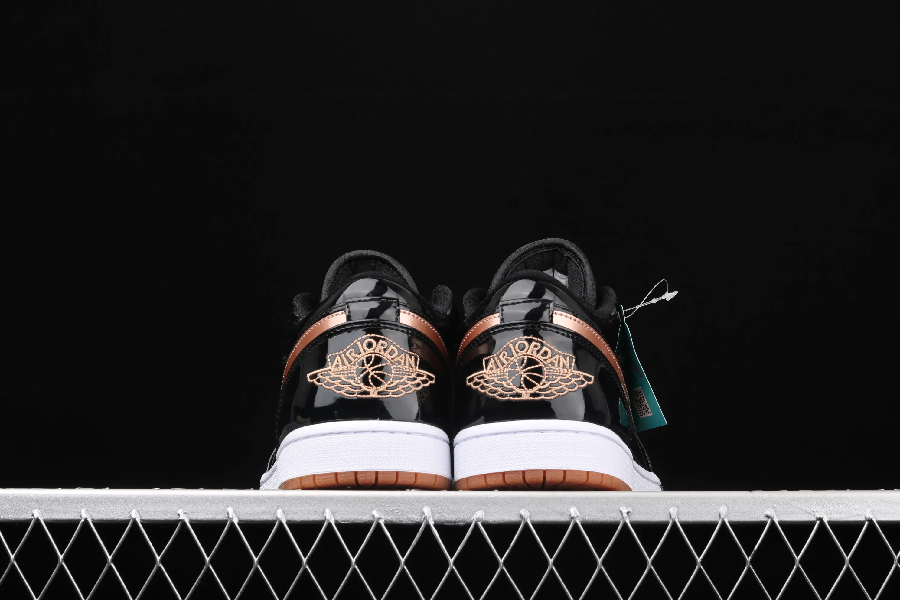 All categories Air Jordan Jordan series basketball shoes Air Jordan 1 Low New version Air Jordan 1 Low AJ1 Joe 1 low-top patent leather black gold cultural and leisure sports sneakers 554723-032